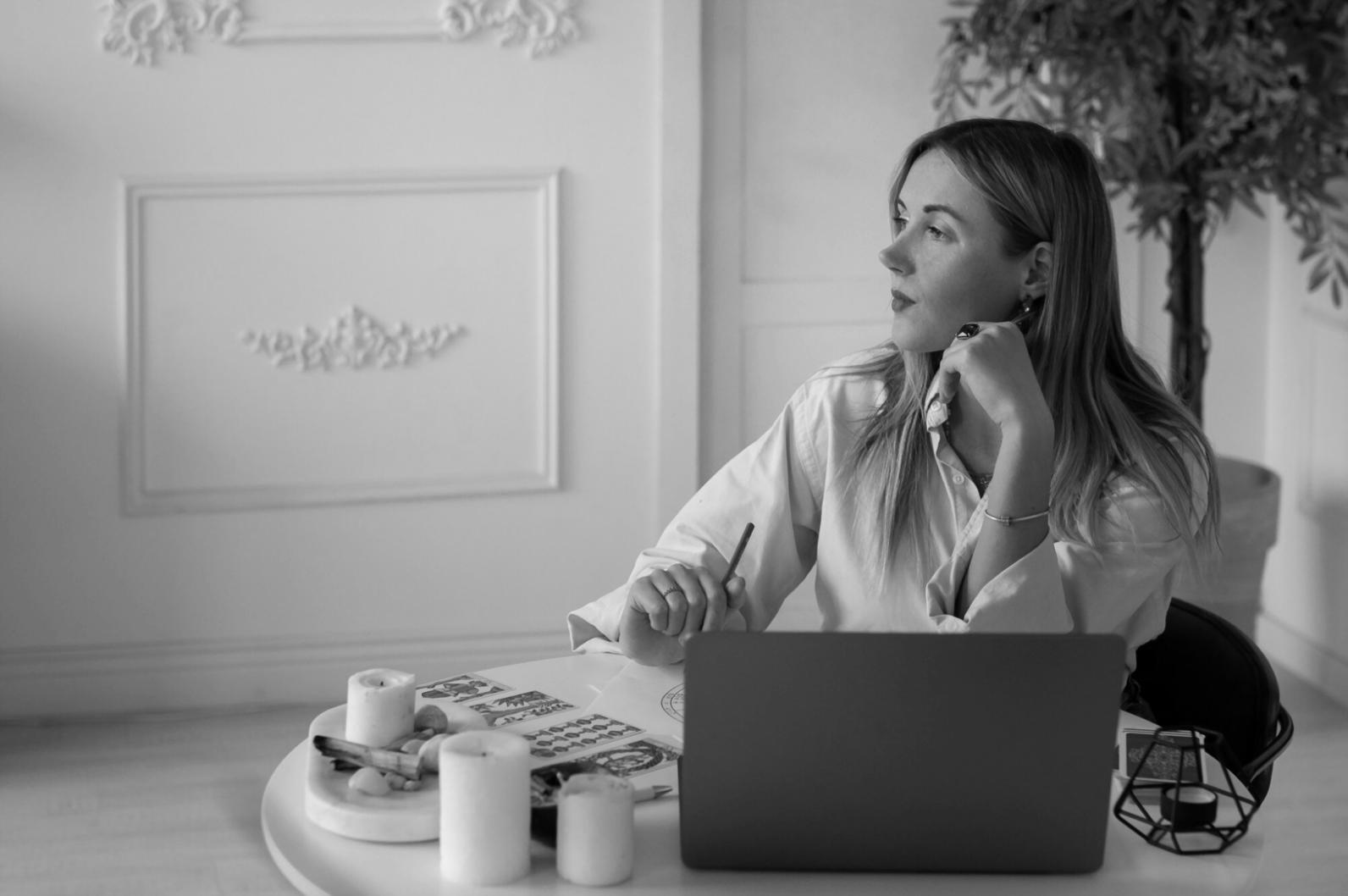 Modernes Büro mit Teamarbeitsplätzen und offener Atmosphäre